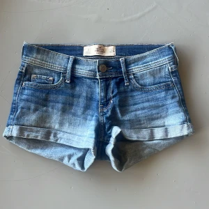 Lågmidjade jeans shorts - Jätte snygga jeansshorts från hollister, använda en sommar men passar tyvärr inte längre💕 Har inga defekter
