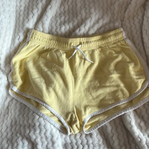 Gula bomullsshorts från Cubus💛 - Säljer ett par gula shorts från Cubus. 🌻