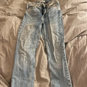 Blå jeans från Zara - Snygga raka jeans ifrån Zara, i bra skick!😍💕