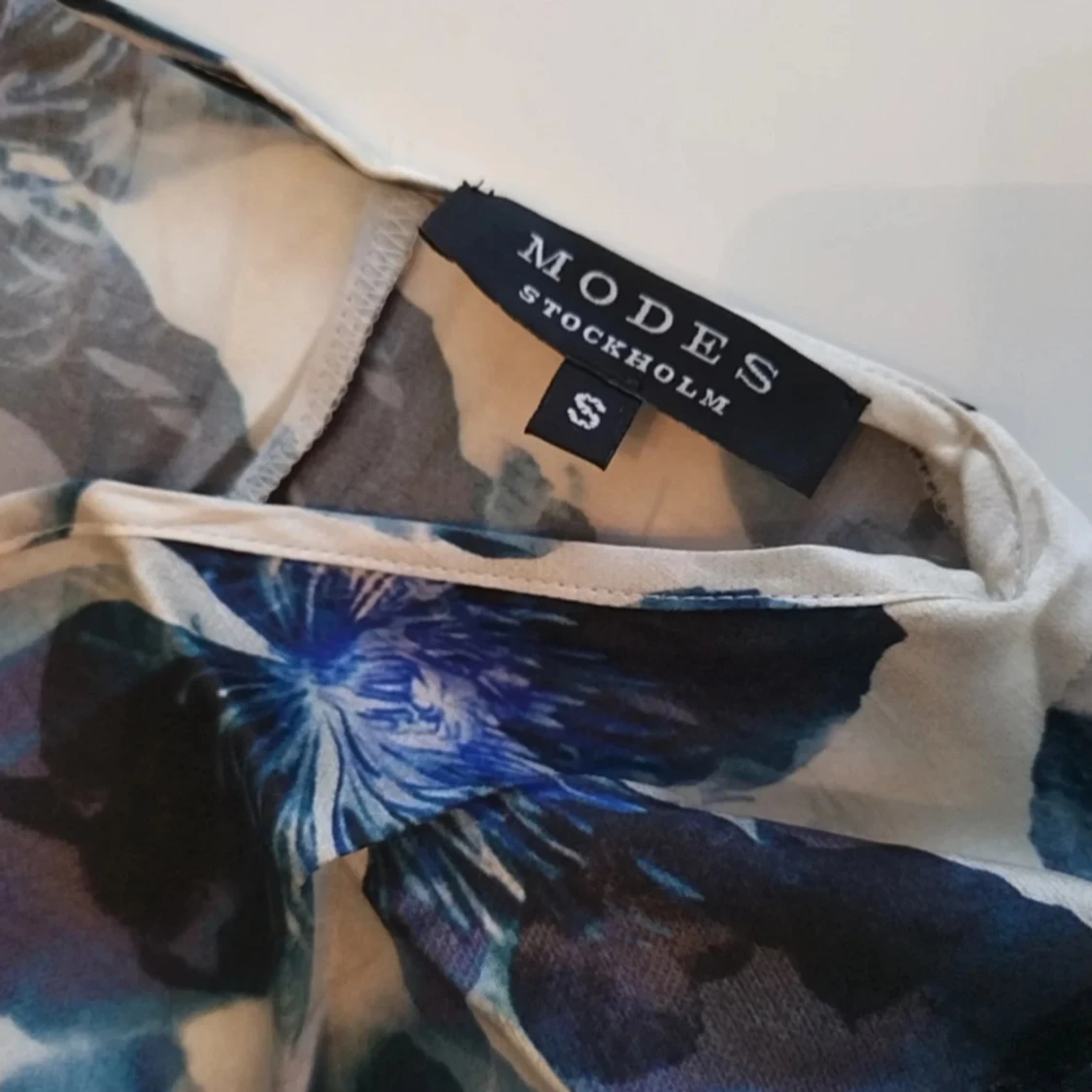 Blommig blus från Modes Stockholm i SIDEN.  - 3