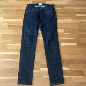 Acne Studio Jeans - Mörkblåa Acne Studio Jeans, nästan oanvända. Säljer då jag inte kan ha dem. Skick 9/10. Storlek 31/32
