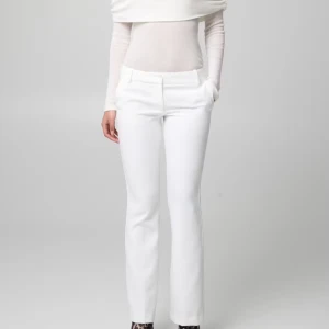 Vita low waist kostymbyxor Bikbok RESERVERAD till 15/4 - Snygga vita byxor med en klassisk passform och stilren design. Strl 38 och endast provade, samma som på andra bilden fast i en mindre storlek