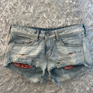 Jeansshorts - Midjemått: 36cm rakt över 💕 lågmidjade