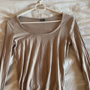 Gina Tricot soft touch - Gina Tricot soft touch slits tröja i beige. Storlek S men passar om man har XS-M i tröjor eftersom den är stretchig. Använd få tal gånger. 