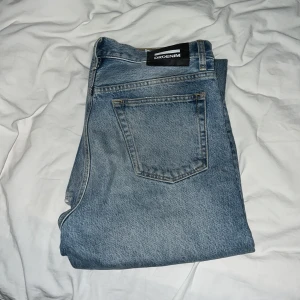 Blå jeans  - Snygga blå jeans. De har en rak passform och är perfekta för en avslappnad stil. Sitter för tajt på mig så säljer dem