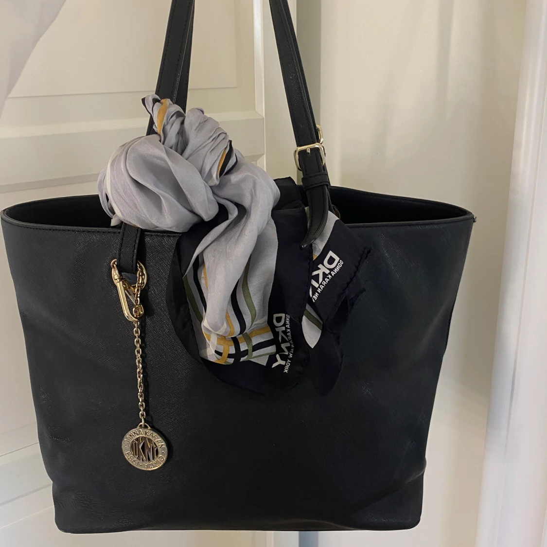 Svart axelväska från DKNY - 1