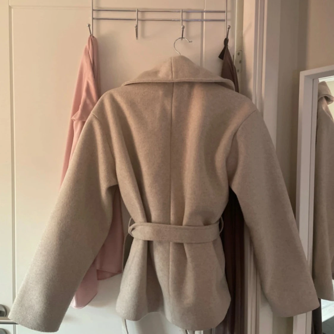 Beige kappa med bälte - 1