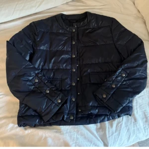  jacka från Massimo Dutti - Mörkblå jacka ifrån Massimo dutti, finns inte storlek på den men passar mig som brukar ha xs🌸Märke vid kragen, men inget man tänker på!