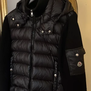 Moncler cardagain - Snygg cardigan från märket moncler jag säljer den eftersom att jag har haft den länge och är sugen på något nytt.Snygga detaljer som ger en stilren look! Pris går att diskutera vid snabb affär 