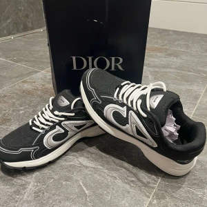 Dior B30 - Hej! Säljer nu mina sprillans nya Dior B30. Riktigt fina skor som passar alla outfits. Skorna är i storlek 42, hör av er privat vad fler frågor!