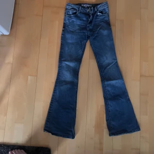 Blå bootcut jeans från Blue Ridge - Snygga blå bootcut jeans från Blue Ridge . Säljer dem då jag inte använder dem längre. Byxorna är i storlek 158, men skulle säga att de passar som xxs-xs (färger på sista bilden ser konstig ut pga ljuset)🫶