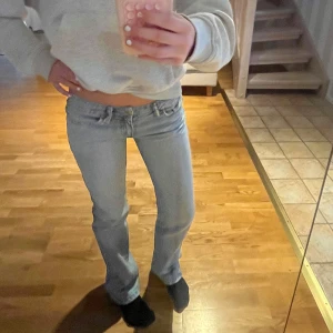 Dolce & Gabbana Jeans - Säljer dessa low waist dolce & Gabbana jeans! W25 L32. Supersnygga och väldigt unika💕