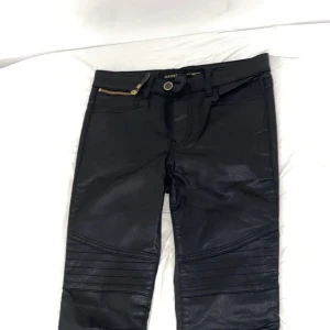 Guess Veronique biker byxor - Snygga svarta byxor med detaljer som dragkedjor och sömmar över knäna. De har flera fickor och en tight passform, de är endast provade men inte använda vilket man kan se då de är i nyskick. 