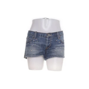 Lågmidjade jeansshorts  - Säljer dessa Lågmidjade jeans shorts från hollister. Stolek 29 - midja 80cm runt om. Tar inte lägre pris 