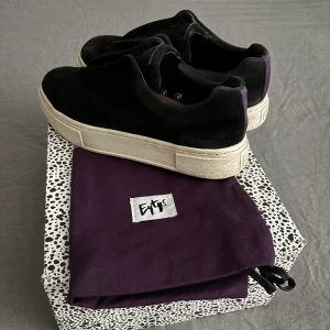Svarta sneakers från Eytys - Snygga svarta sneakers från Eytys | storlek 42. Säljer eftersom de har blivit försmå. De är i väldigt bra skick. Nypris 2000 och jag säljer dessa för cirka 650. Allt i bilderna tillkommer