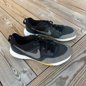 Nike Skor  - Jättefina Nike skor i fin kvalité, inte använda mycket. Passar både som inneskor och uteskor, träningsskor/löparskor och vanliga sneakers! 