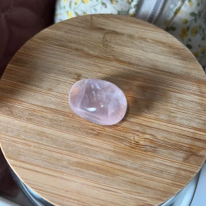 Rosenkvarts Sten🩷🫶🏼👏🏼 - Säljer en vacker, polerad rosa sten med en mjuk och glansig yta. Perfekt som dekorativt inslag eller för samlingar. Stenen har en fin, ljusrosa nyans som ger ett elegant intryck.