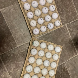 Begagnande golfbollar säljes ⛳️ Exempel Klass A på bilden - Prislista: Klass A 5kr st Klass B 3kr st Titleist Pro V1 10kr st  Märken:  Wilson Titleist Taylormade Brigestone Callaway TopFlite Srixon Färgade diverse märken Blandade bollar 