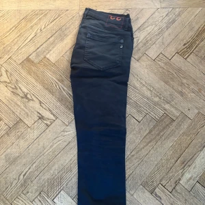 Svarta jeans från don dup - Säljer mina svarta don dup stl 33