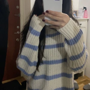 Randig stickad tröja  - En super fin randig stickad ströja som är knappt använd, köpt i London. Jag bär xs men funkar lika bra för S! ( inte min bild eller beskriver) säljer för att den inte kommit till användning 🤗🫶🏼❤️
