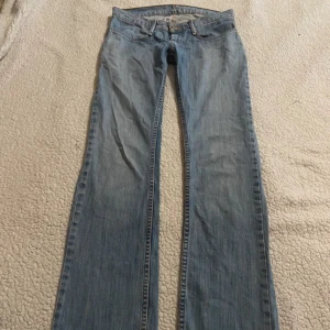 Ljusblå jeans - Snygga lågmidjade jeans i bra skick!! Köpta second hand men de passade inte mig riktigt. Vet inte märket då lappen inte är kvar. Lite osäker på storleken, skulle säga mellan 36 & 38‼️Skriv för fler bilder eller detaljer! (Pris kan alltid diskuteras)💓