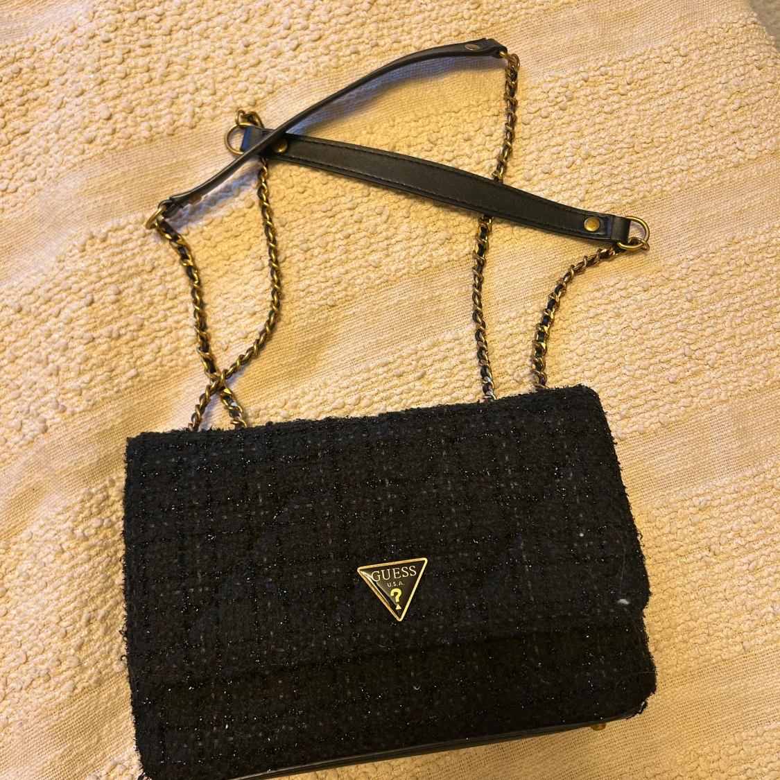 Svart axelväska från Guess