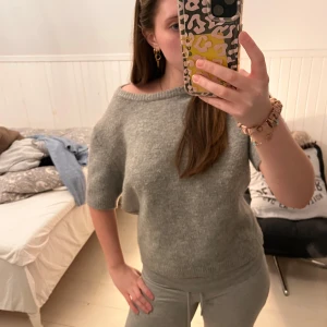 Grå stickad tröja från Zara - Säljer en mysig grå stickad tröja från Zara. Använt några gångern men inga defekter av något slag. Hör av dig vid intresse! 