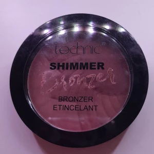 Shimmer Bronzer från Technic - Säljer en Technic Shimmer Bronzer i nyansen 'Bronzed Bae'. Den har en skimrande finish och kommer i en praktisk dosa. Perfekt för att ge ansiktet en solkysst look med extra glow. Endast testad! Skriv för frågor och annat💕