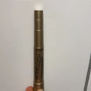 Telescopic Mascara från L'Oréal Paris - Säljer en Telescopic Mascara från L'Oréal Paris i en elegant guldhylsa. Denna mascara är känd för att ge längd och definition till fransarna med sin unika borste. Perfekt för att framhäva ögonen med en intensiv look. ALDRIG ANVÄND ‼️‼️
