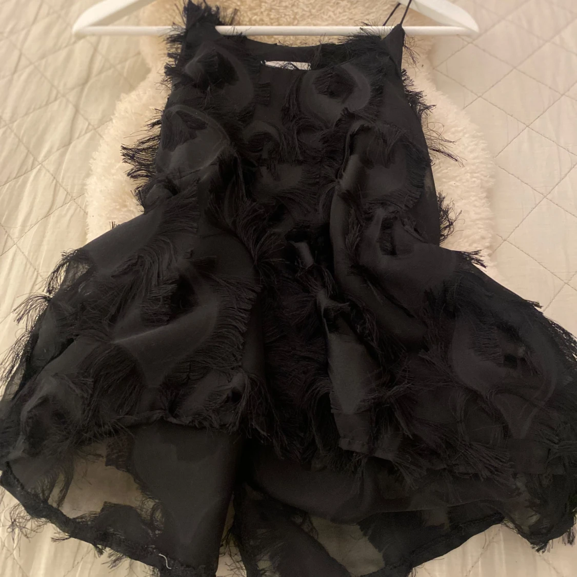 Svart ärmlös topp med fransar