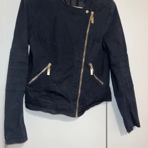 Takki - Naisten musta takki, sisällä ohuehko vuori. Koko M. Kaikai n 40cm, pituus n 50cm. Kissatalous Mikäli hinta ei miellytä tarjoa rohkeasti Katsothan myös muut ilmoitukseni!!