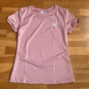 Rosa rid t-shirt från Linnea Loquest - Säljer en helt ny och oanvänd rid t-shirt från Linnea Loquest. Den är super bra till sommaren med ett mjukt material. Perfekt i stallet på varma sommardagar🐴hör bara av er om frågor eller annat✨🌸