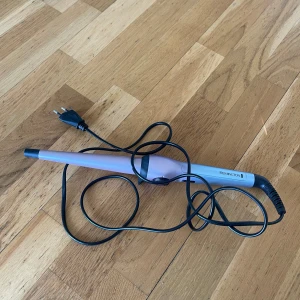 Remington locktång - Använt max 2 gånger! Nyskick, funkar som den ska❤️ Säljer då jag har andra värmeverktyg jag föredrar😇