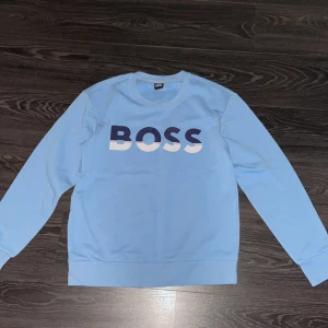 Hugo Boss Sweatshirt - Säljer denna Hugo Boss tröjan i storlek M pga att den inte passade mig. Sprillans nytt skick. Kom dm för funderingar!