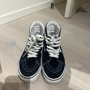 Vans - Säljer dessa super fina Vans i storlek 36,5 på grund av de blivit för små. Har endast använt de fåtal gånger så de är i väldigt bra kvalité
