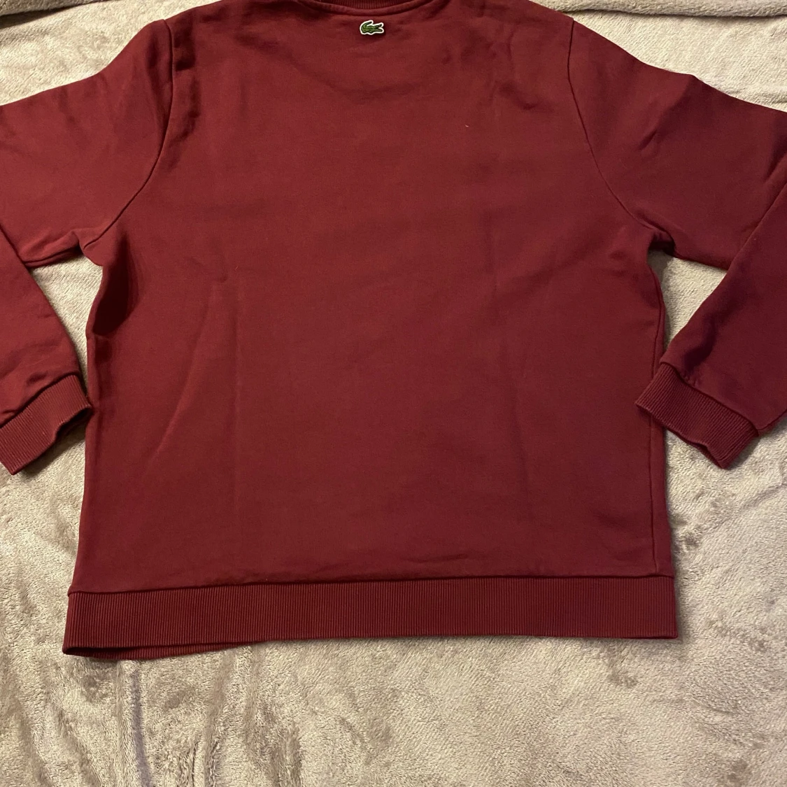 Vinröd tröja från Lacoste med tryck - 3