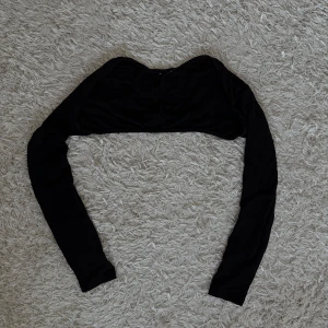 Svart bolerotopp - Snygg svart bolerotopp med långa ärmar. 