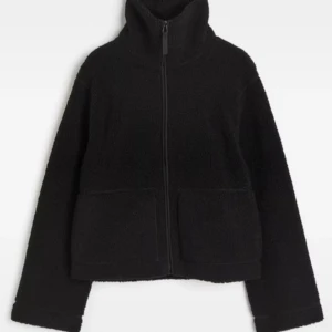 Svart teddyjacka med dragkedja - Snygg populär teddyjacka från H&M som inte går att få tag på längre. Säljer även en i S