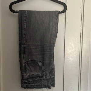 Grå flared jeans från Zara - Snygga grå flared jeans från Zara. Aldrig använda. 