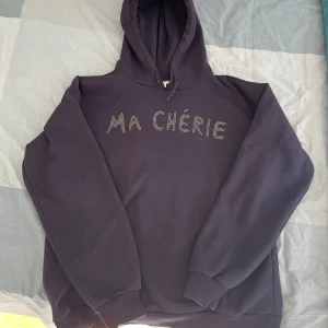 Mörkblå hoodie från Gina Tricot - Säljer en mörkblå hoodie från Gina Young med texten ”ma Chérie”. Super bra basplagg och jätte mjuk inuti! Skriv för fler bilder eller frågor. Säljer då jag fick en ny liknanade! Storlek 146/152 men stor i storleken så passar typ xs! ❤️