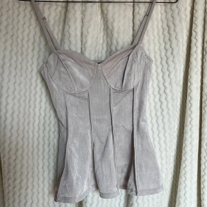 Beige korsettopp från H&M🩶 - Säljer en stilren beige korsettopp från H&M, Helt ny. Kostar runt 170 i butik.🐨