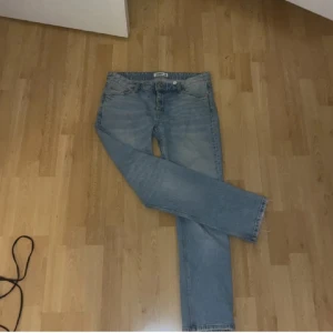 Ljusblå raka jeans - Säljer ett par klassiska ljusblå jeans med rak passform. Jeansen har fem fickor och normal midja, perfekta till vardagslooken. Snygg tvätt och enkel stil som funkar till det mesta. Finns även n liten defket o det är en svart prick brevid gylfen, de va köpta på rea så kanske därför.