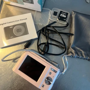 Digital kamera - Säljer en digital kamera som är knappt använd då jag fick en ny i födelsedags present. Perfelt som en första kamera bara för att ha, Ingår laddarkabel minneskort och en påse.  Köpt på CDON för 700 har kvitto om man vill se det.