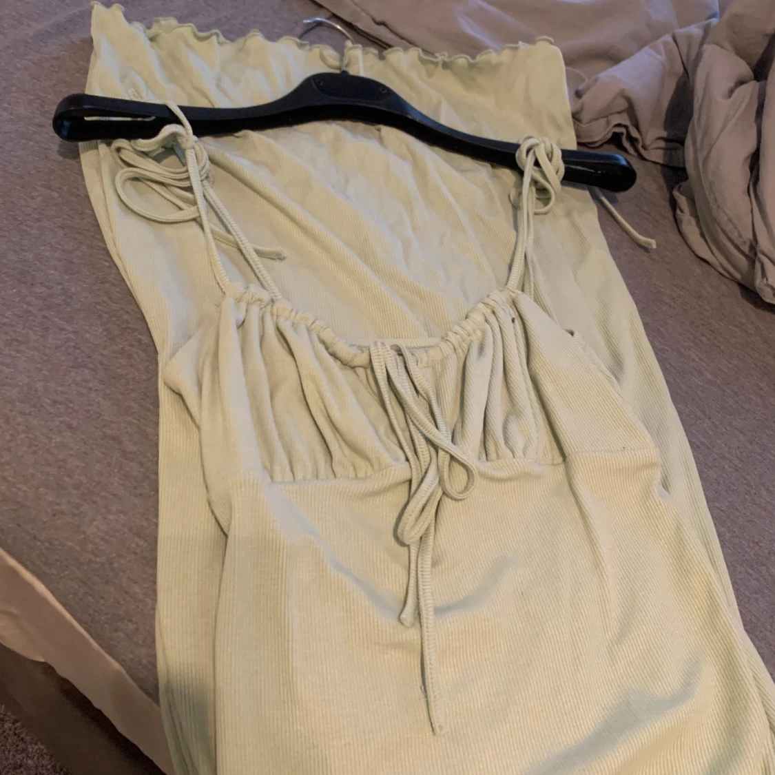 Ljusgrön ribbad långklänning