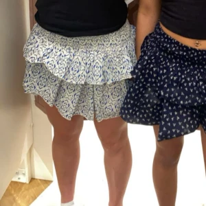 Jätte fin kjol - Jätte fin kjol som är köpt på en butik i Tyskland men står ett märke de bild 3 använd 2 gånger går att ha som kjol och en topp köptes för 350 säljer för 200