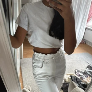 Vita jeans - Säljer ett par vita jeans från Perfect Jeans i storlek 34. Byxorna har hög midja med elastisk, rynkad linning och klassisk dragkedja. Modellen är rak och sitter bekvämt. I storlek 34/XS, passar mig som vanligtvis har S