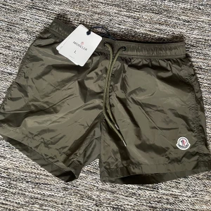 Badshorts - Helt nya! Storlek L, mitt pris 699! Men pris är diskuterbart vid snabb affär. Bara att skriva vid fler funderingar! 
