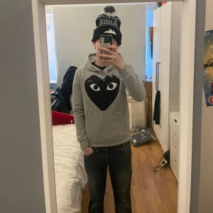 Comme des Garçons hoodie - Hoodie från Comme des Garçons i storlek S. | Den är i utmärkt skick. | Den har en mindre broderad logga på vänster sida bröstet och ett större tryckt hjärta över framsidan av hela bröstet. |Det är bara att höra av sig om man har några frågor eller funderingar⭐️⭐️⭐️
