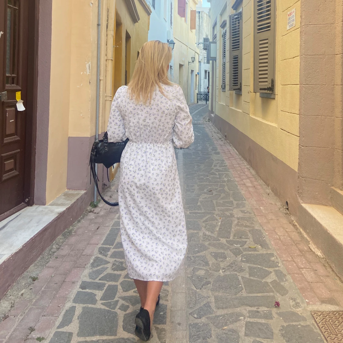  blommig långklänning med puffärm - 3