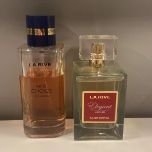 Parfymer - Fri frakt just nu 😍 Två supergoda parfymer från La Rive. Säljer de pga har tröttnat på den rosa & har dubbletter av den andra 🌸 Luktar verkligen så gott! Den rosa är typ 60% fylld & den andra är endast testad:) (se bilder) Priset gäller för båda, men går även att köpas separat, skriv isåfall 😃 Båda är 100ml flaskor:) Köptes för ca 180kr sammanlagt.